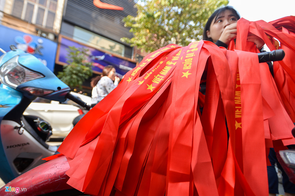 Người dân Hà Nội tấp nập mua đồ cổ vũ U23 Việt Nam